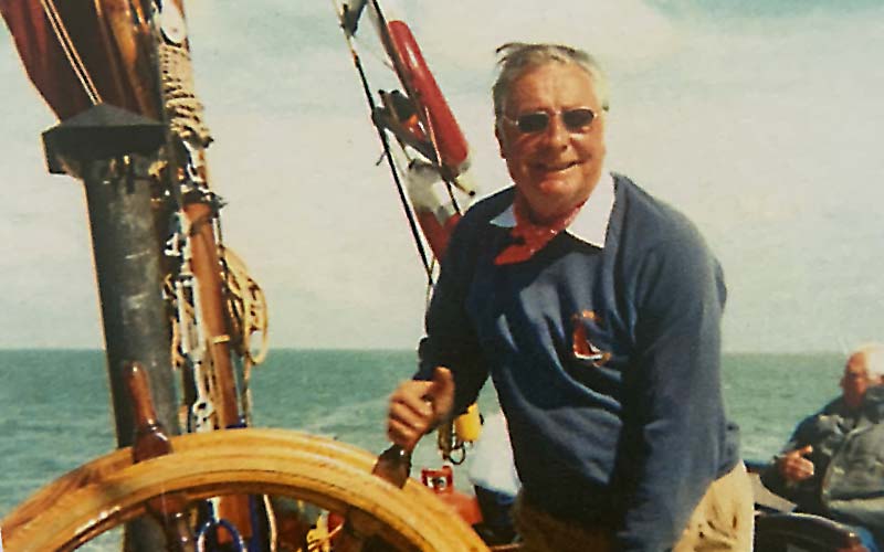 Illustrating Hundreds turn out to remember bargeman Jim Lawrence on Brightlingsea Info