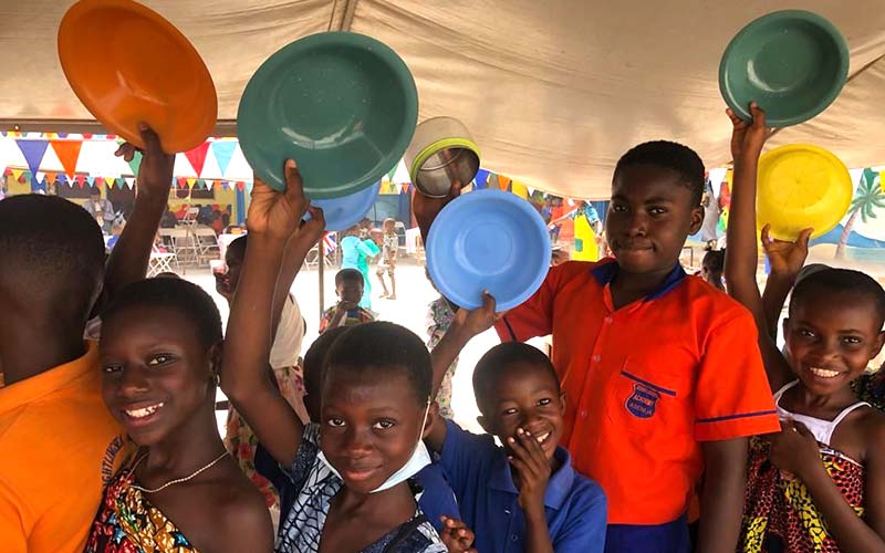 ghanain children with feeding bowls